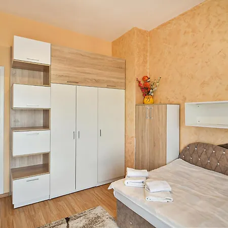 Апартамент Cozy Flat For 3 On A Budget