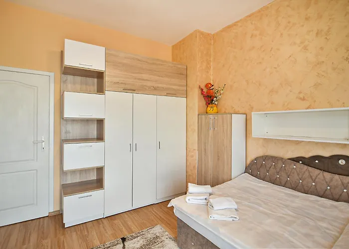 Апартамент Cozy Flat For 3 On A Budget