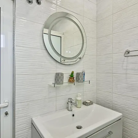 Cozy Flat For 3 On A Budget Apartment *